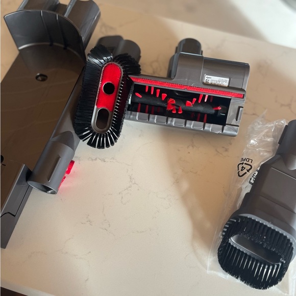 Dyson Attachments for Complete v7 or v8 vacuum - Picture 4 of 5